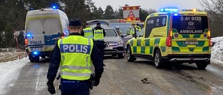 Två bilar i frontalkrock utanför Eskilstuna – en person fördes till sjukhus