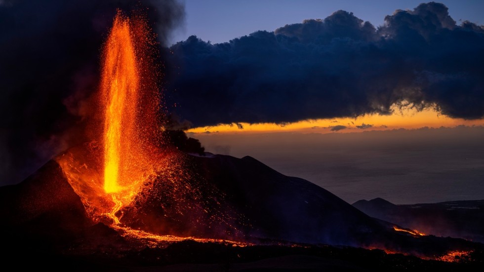 Lavaflöden från vulkanen på La Palma, här den 2 december. Arkivbild.