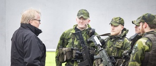 Soldater på Visbys gator är bara en enfaldig uppvisning