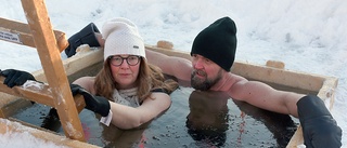 Anna och Rico anammar trenden med isvaksbad: "Vinterbad är en superhäftig upplevelse" • Se video från isbadet
