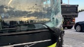 Buss och lastbil i krock på Solbacken – en till sjukhus