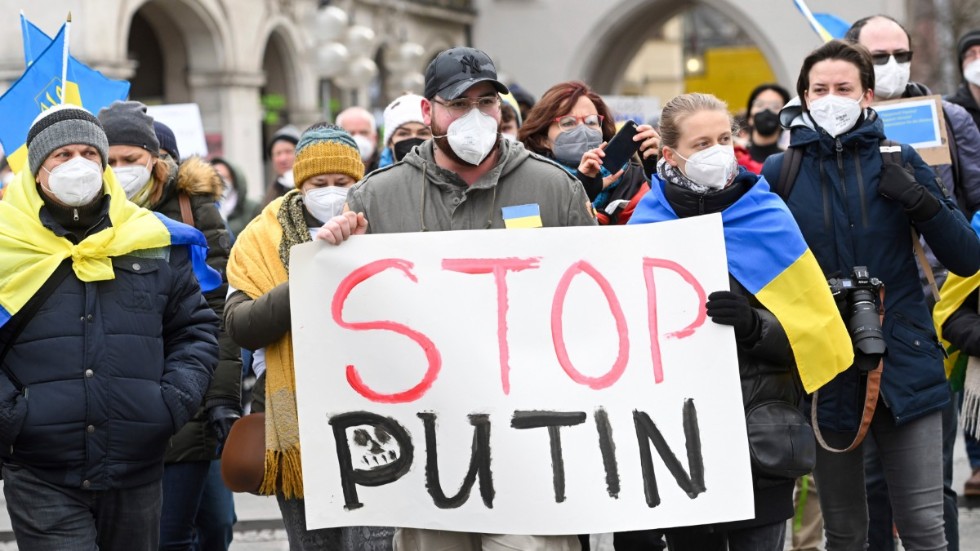 Protesterna världen över, här i München, mot Rysslands attack på Ukraina är många och väst har infört sanktioner mot Ryssland. Arkivbild.