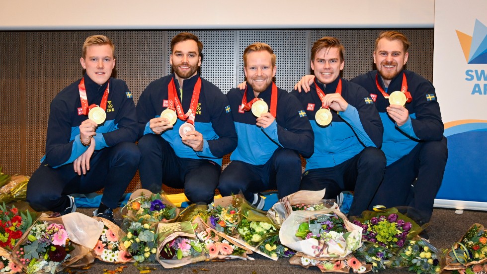 Curlingspelarna i lag Edin. Från vänster: Daniel Magnusson, Oskar Eriksson, Niklas Edin, Rasmus Wranå och Christoffer Sundgren poserar med sina guldmedaljer under en pressträff med OS-medaljörer vid hemkomsten till Arlanda och Sverige.