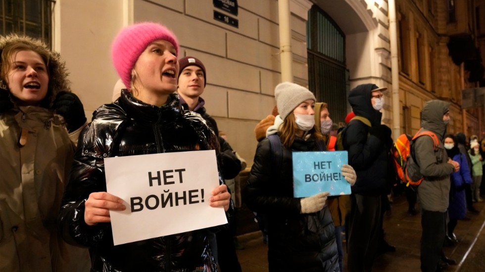 Ett större brott mot mänskligheten än krig är svårt att föreställa sig, skriver Parik Karlson (L). Bilden från St Petersburg, Ryssland och torsdagens demonstrationer mot kriget i Ukraina. 