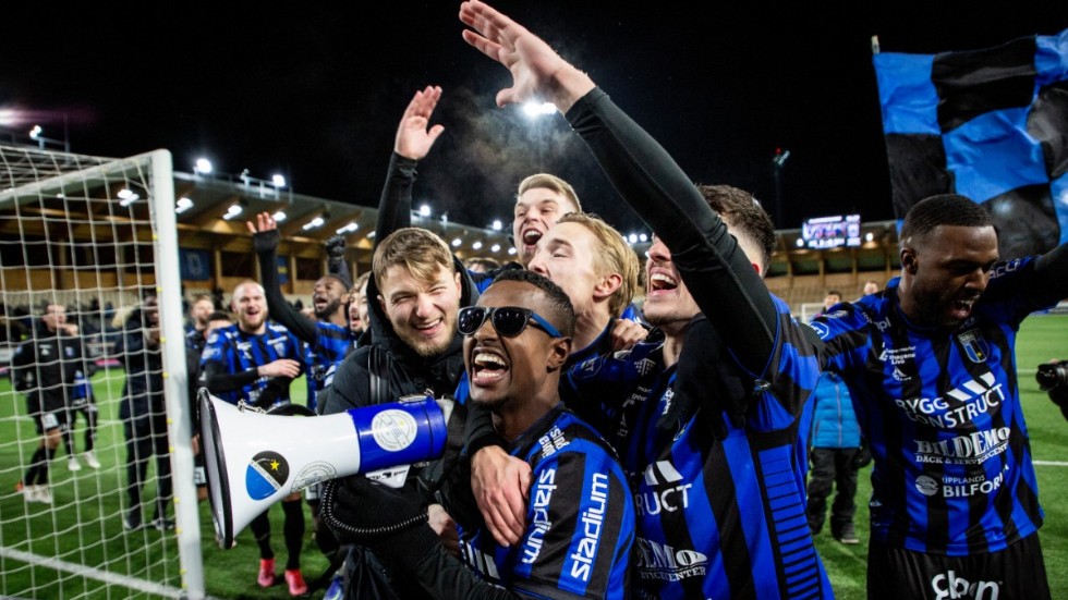 Sirius Nahom Girami Netabay och resten av laget jublar efter måndagens fotbollsmatch i allsvenskan mellan IK Sirius FK och BK Häcken.