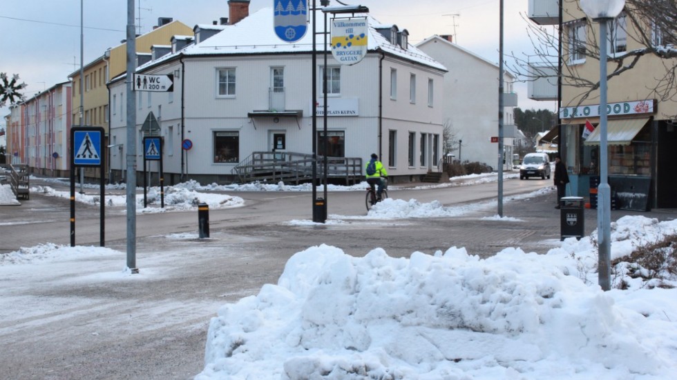 Snödrivor kantade gatorna i Hultsfred under måndagen.
