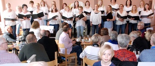 Fullsatt i Medle bönhus vid vårkaféet