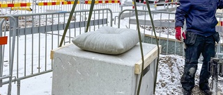 Ny skulptur invigd på Rådhustorget – gjord av kalksten från Borghamn