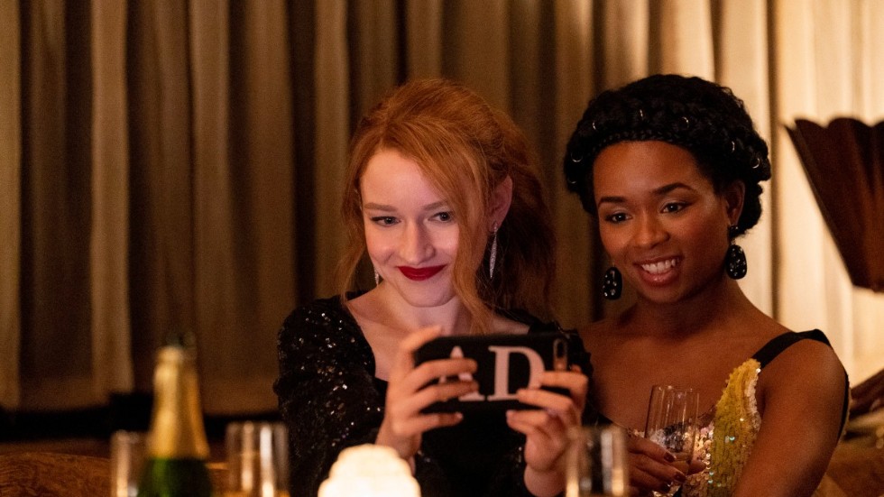 Julia Garner och Alexis Floyd i rollerna som den fejkade arvtagerskan Anna Delvey och vännen Neff Davis i "Inventing Anna". Pressbild.