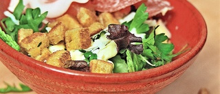 Caesarsallad med italienska charkuterier