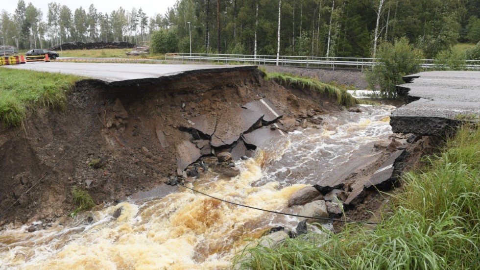 En bilväg rasade efter lokala översvämningar i Gävle och Dalarna i somras. Arkivbild.