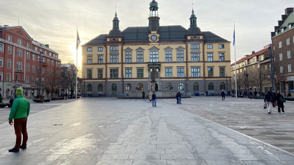 Insändarskribenten vill se svenska flaggor utanför Eskistunas offentliga byggnader.