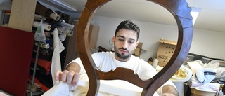 Mohamad ger gamla möbler nytt liv