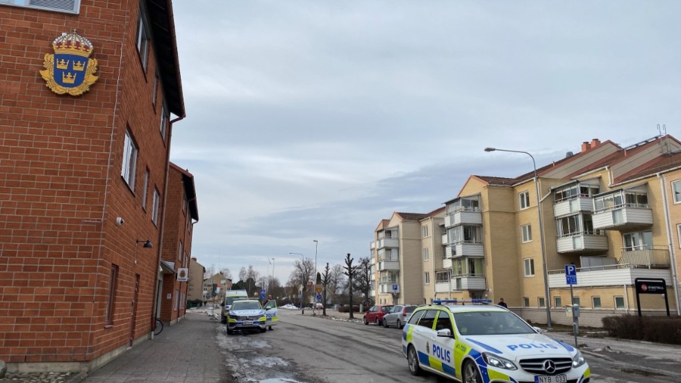 När larmet kom om den försvunna flickan gav sig flera patruller ut och letade. Men polisens uppfattning nu är att flickan inte är kvar i Katrineholm.