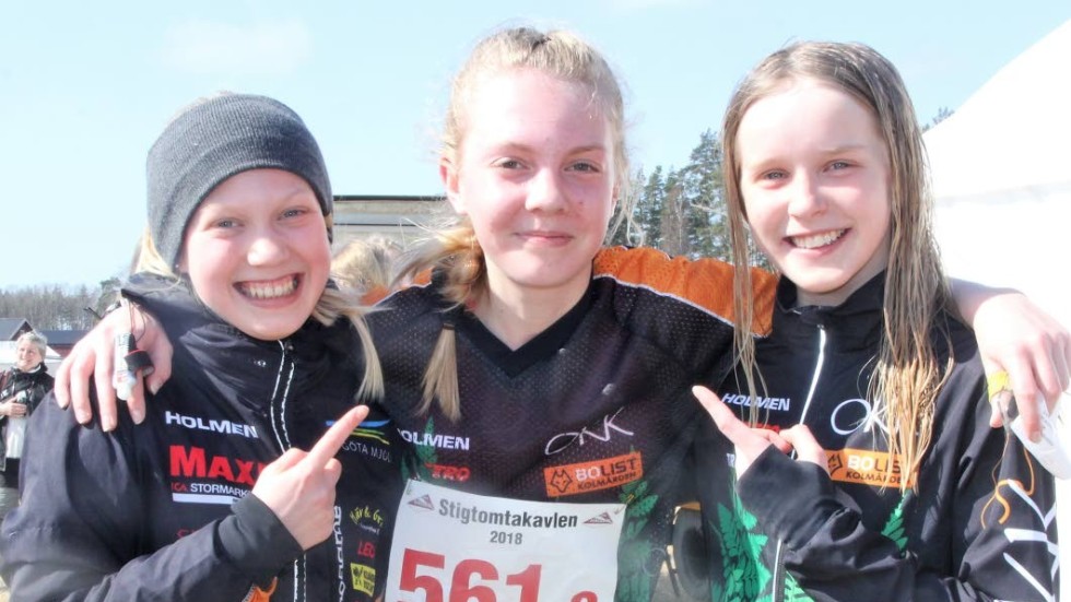 Den här unga trion från OK Kolmården blev tvåa i D 13-16. Annie Lund (till vänster) och Yrsa Röjgård grattar Linnea Lund som lyfte laget flera placeringar på slutsträckan.