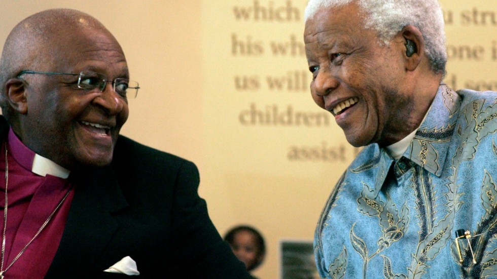 Desmond Tutu tillsammans med Sydafrikas dåvarande president President Nelson Mandela. Arkivbild.