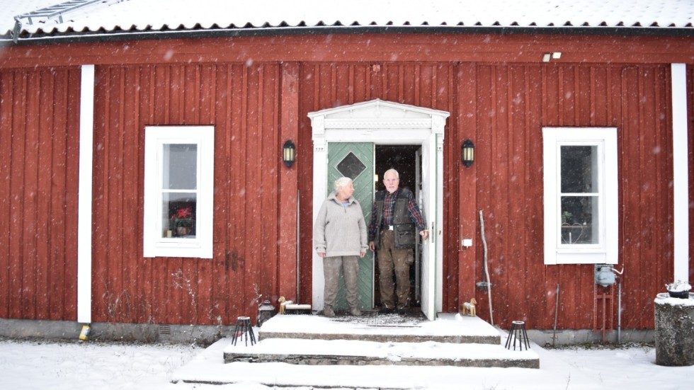 Paret Sjöswärd fick en smärre chock när elräkningen kom. "Vi har fått fakturor på elen som är mardrömslika", berättar Per Sjöswärd. 