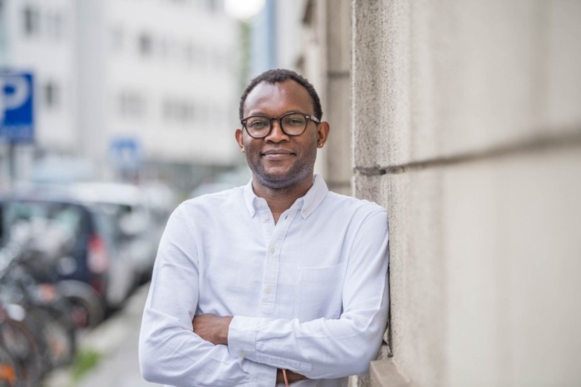 Fiston Mwanza Mujila är född 1981 i Kongo och bosatt i Österrike. Han återvänder i sin dramatik, poesi och prosa ofta till den politiska turbulens som följde Kongos självständighet.