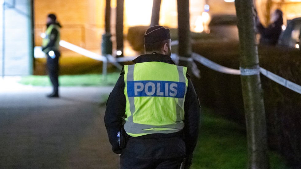 Polis på plats i Almhög i Malmö efter att en man knivskurits i samband med ett bråk.