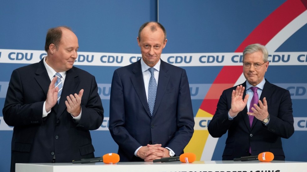 Friedrich Merz (mitten) blir ny partiledare för CDU. På bilden tillsammans med Helge Braun (till vänster) och Norbert Röttgen (till höger).