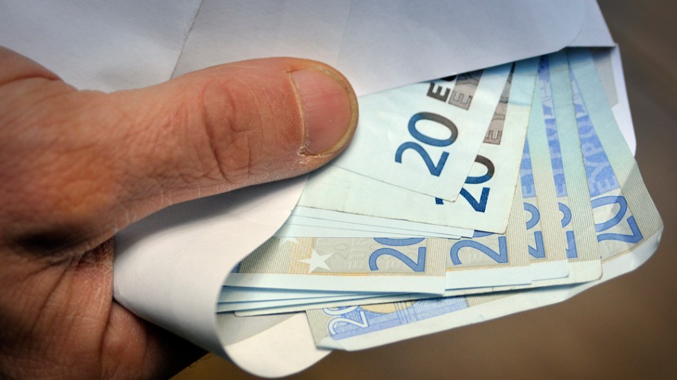 Eurosedlar i ett kuvert. Arkivbild.