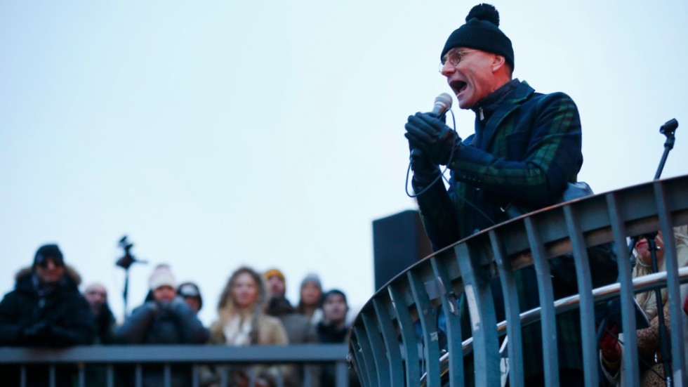 Komikern Peter Wahlbeck talade vid Sergels torg under lördagens manifestation mot vaccinpass.