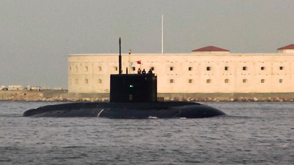 En rysk ubåt på väg in till flottbasen i Sevastopol. 