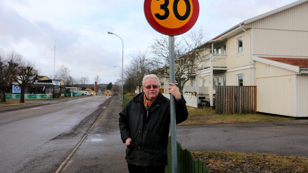 Trafikverket har fattat sitt beslut. 30 kilometer i timmen bara där det finns synnerliga skäl.  Göran Berglund fick rätt, när han överklagade Trafiknämndens beslut. Men skyltarna är kvar och nu vänder han sig till Kronofogden för att bli av med dem.