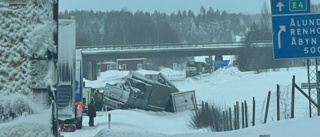 Fortsatta störningar i trafiken på E4 vid Åbyn – militärkonvoj i diket • Två till sjukhus