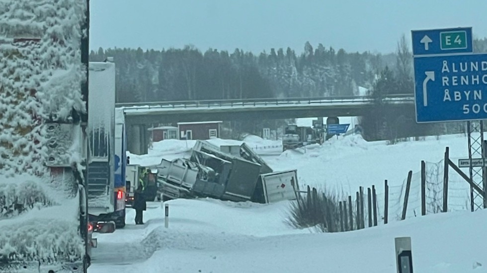 Trafikolyckan på E4 i Åbyn, där militärfordon orsakade kaos.