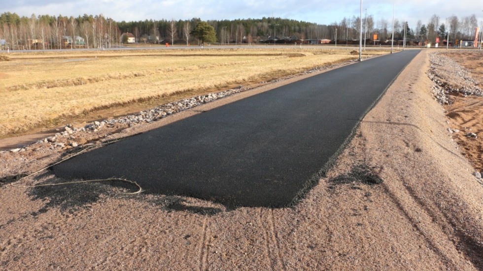 Än så länge räcker cykelvägen inte riktigt ända fram. Men det ska den snart göra. Handelsområdet i Målilla börjar så smått ta form.