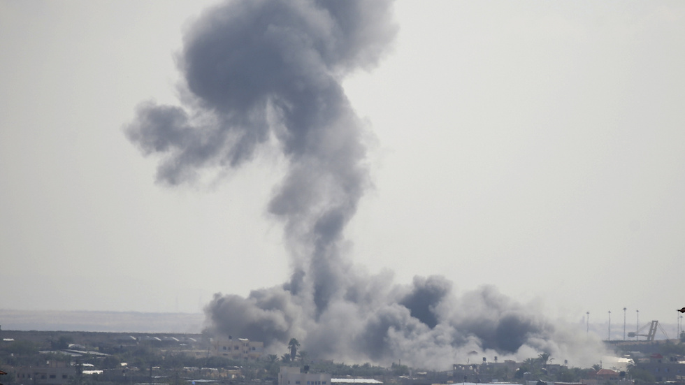 Rök stiger efter ett israeliskt anfall från luften mot Rafah i tisdags.