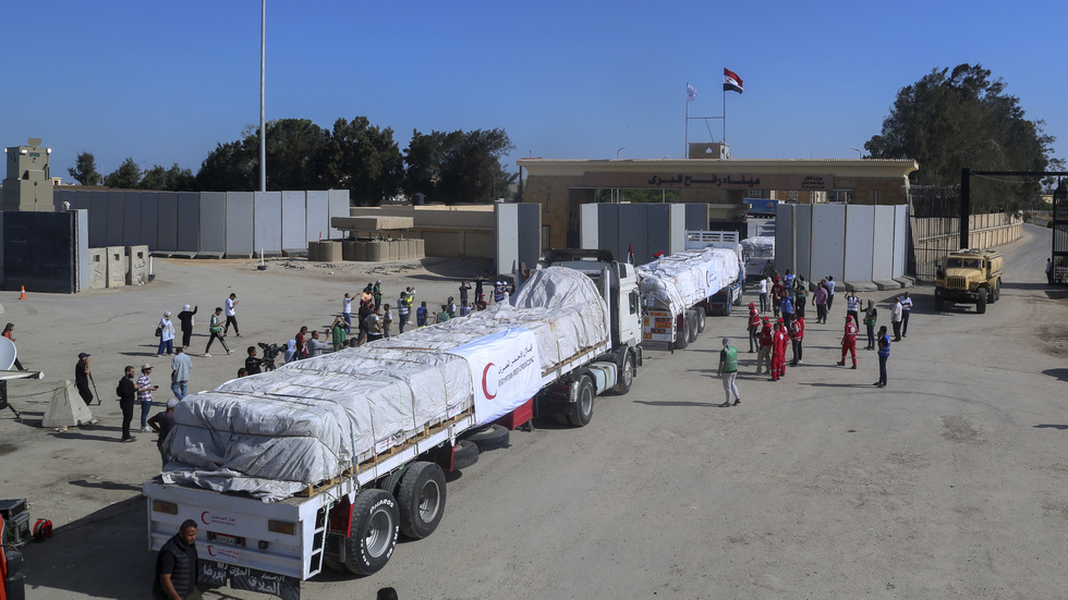 Lastbilar från egyptiska Röda Halvmånen, fullastade med förnödenheter, kör genom gränsövergången till Gaza.
