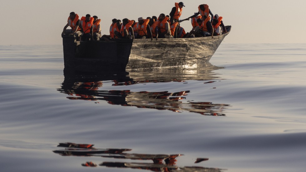 Migranter i sjönöd räddas av volontärer från organisationen SOS Mediterranée utanför italienska Lampedusa. Över 2|000 människor har hittills i år dött när de försökt ta sig över Medelhavet.