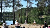 Final på popupyoga i sommarsol vid sjö: "Jättelyxigt!"