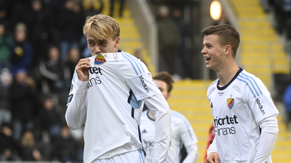 Djurgårdens Oskar Fallenius kysste klubbmärket efter målet mot Brommapojkarna.