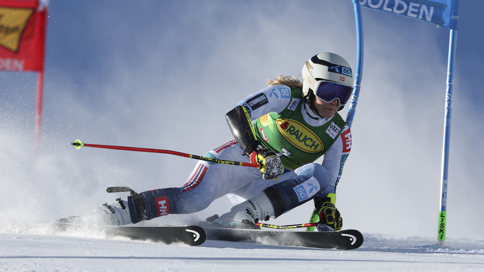 Norska alpinstjärnan Ragnhild Mowinckel diskades i helgens världscuppremiär i Sölden sedan hennes skidor haft spår av fluorvalla.