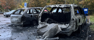 Dubbla larm om bränder i natt – flera bilar förstörda 
