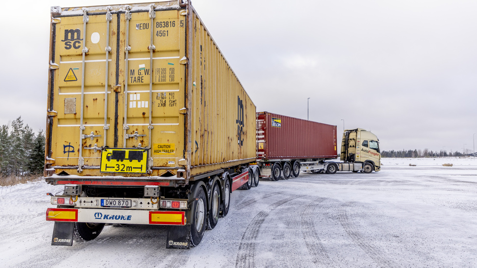 Från 1 december blir det tillåtet med upp till 34,5 meter långa lastbilar på svenska vägar.