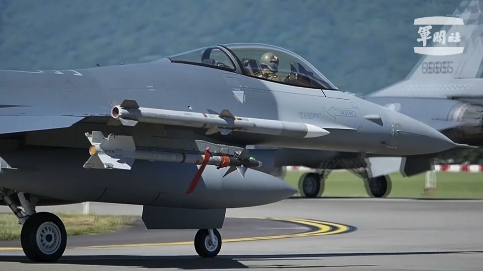 USA och Taiwan har redan tidigare tätt militärt samarbete. Ett amerikanskt F-16-plan på väg till Taiwan förra veckan.