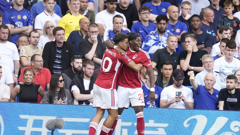Anthony Elanga, till höger, firar med lagkamraten Morgan Gibbs-White efter att ha gjort mål på Chelsea.