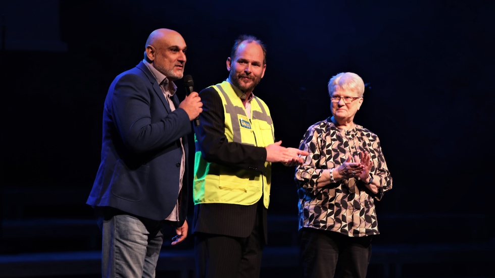 2022 fick Linköpingsläraren Dejan Petrovic (t v) utmärkelsen Årets Linköpingshjärta. Take Aanstoot, som startat biståndsprojektet Blågula bilen, och Laila Åhgren, volontär på Ronald McDonald-huset, var också nominerade och med vid prisutdelningen.