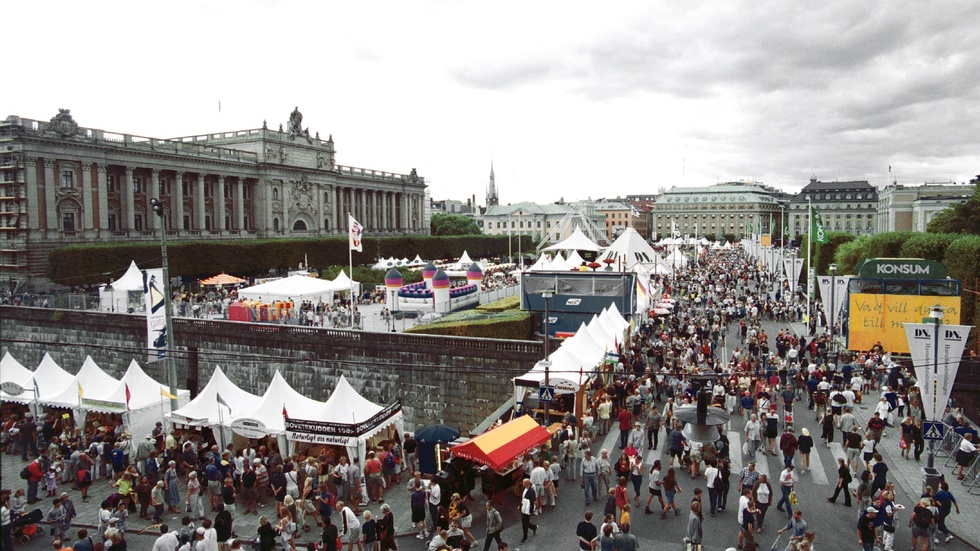 Stadsfester med fri entré, som Vattenfestivalen i Stockholm, ledde till att publikens betalningsvilja försvann och föreningarna fick det allt tuffare.