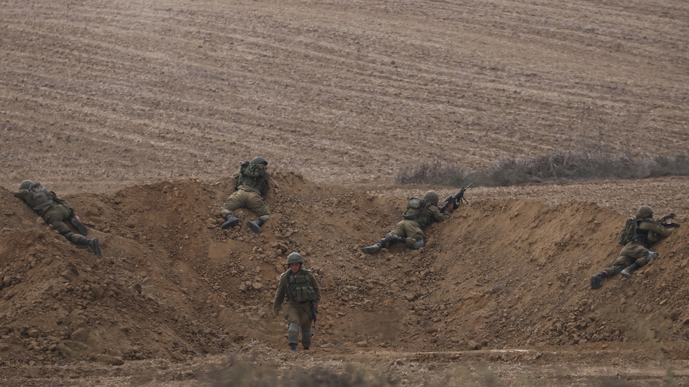 Israeliska soldater på den israeliska sidan av gränsen till Gaza på måndagen. Arkivbild.