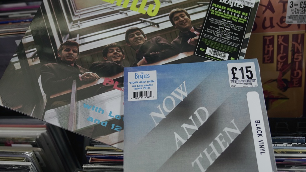 Singeln "Now and then" blev på fredagen Beatles första listetta i Storbritannien på 54 år.
