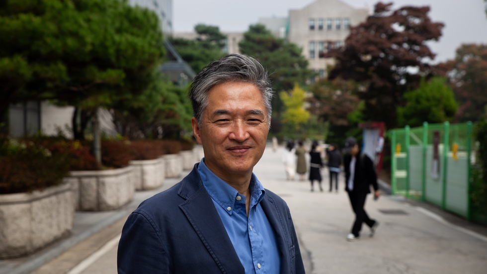 Andrew Eungi Kim, sociolog vid Korea University i Seoul, menar att hård konkurrens i samhället ligger bakom Sydkoreas låga födslotal.