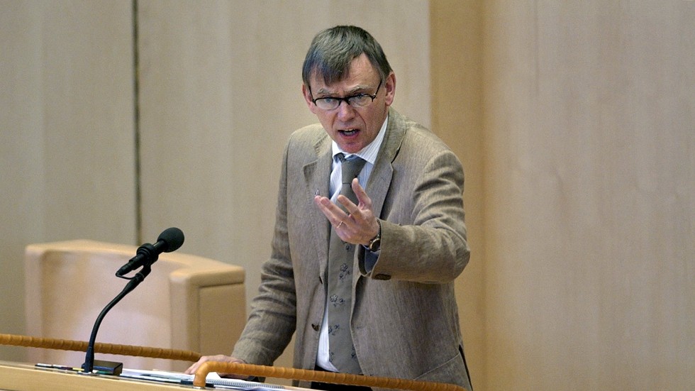 Här ser vi Lars Bäckström i 2004 års version. Budgetdebatt i riksdagen. Bäckström i sitt esse. Sedan dess har han hunnit med att vara landshövding i Västra Götaland och skriver nu tänkvärda krönikor i Bohuslänningen. 