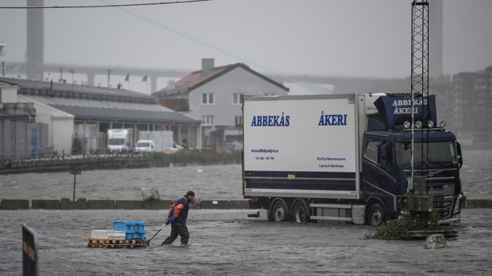 Översvämningar i Fiskhamnen i Göteborg på tisdagen, efter att Göta älv svämmat över. Stora mängder regn har fallit till följd av ovädret Hans.