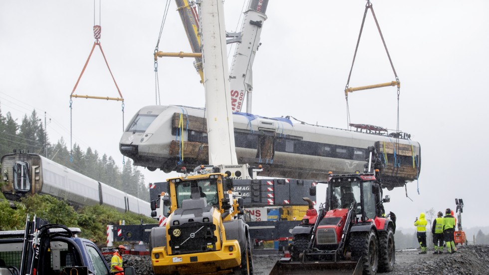 Under söndagen bärgas tåget som spårade ur mellan Iggesund och Hudiksvall. Varje tågvagn väger 40 ton.