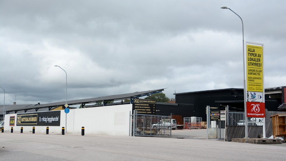 Nya byggföretaget Smlnd Hem Ab, som köpte all inredning och utrustning efter konkursdrabbade Constructio i Hultsfred flyttar till Vimmerby och håller på att bygga upp en fabrik i direkt ansltning till Materialmännen i Vimmerby.